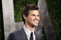 Taylor Lautner - Imagenes/Videos de Paparazzi / Estudio/ Eventos etc. - Página 38 Achg3YDM