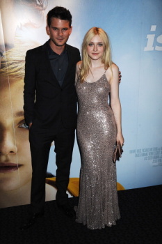 Dakota Fanning en UK Premiere of "Now Is Good" at The Curzon Mayfair ? 13 Sept AcloYG6E