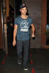 Taylor Lautner - Imagenes/Videos de Paparazzi / Estudio/ Eventos etc. - Página 38 AcpntLbQ