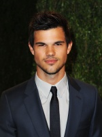 Taylor Lautner - Imagenes/Videos de Paparazzi / Estudio/ Eventos etc. - Página 38 Act9IvxF