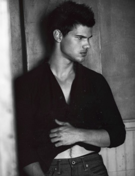 Sep 	 Nuevo photoshoot de Taylor Lautner para Total Film  AcuOilCb