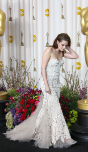 Kristen Stewart - Imagenes/Videos de Paparazzi / Estudio/ Eventos etc. - Página 31 AcwlJNOQ