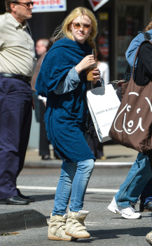 Fotos HQ: Dakota Fanning se compra un cafe en Dean and Deluca en SoHo- 24 Sept AcxCZwie