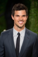 Taylor Lautner - Imagenes/Videos de Paparazzi / Estudio/ Eventos etc. - Página 38 Acy3zZ5d