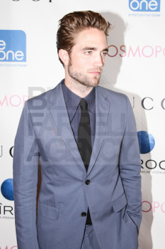 2 Setiembre - Nuevas fotos de Robert Pattinson en premiere de Cosmopolis en NY, el 13 Agosto!!! (Con marcas)  AczqueF7