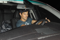 Taylor Lautner - Imagenes/Videos de Paparazzi / Estudio/ Eventos etc. - Página 38 Adc6EoKS