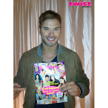 Nuevas fotos de Kellan Lutz posando con una revista Twist en evento iD Gum Launch Event AddHFJ5Y