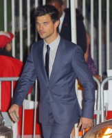 Taylor Lautner - Imagenes/Videos de Paparazzi / Estudio/ Eventos etc. - Página 38 AddowvWQ