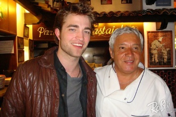 3 Mayo - Nueva/Vieja foto de Robert Pattinson con un chef in Antibes!!! (2009) AdeXmTKI
