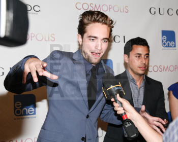 2 Setiembre - Nuevas fotos de Robert Pattinson en premiere de Cosmopolis en NY, el 13 Agosto!!! (Con marcas)  AdhyBwlu