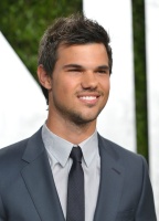 Taylor Lautner - Imagenes/Videos de Paparazzi / Estudio/ Eventos etc. - Página 38 AdjwfJIe