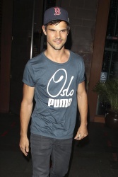 Taylor Lautner - Imagenes/Videos de Paparazzi / Estudio/ Eventos etc. - Página 38 AdmnvZJ8