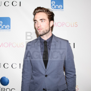 2 Setiembre - Nuevas fotos de Robert Pattinson en premiere de Cosmopolis en NY, el 13 Agosto!!! (Con marcas)  AdnnXlDb