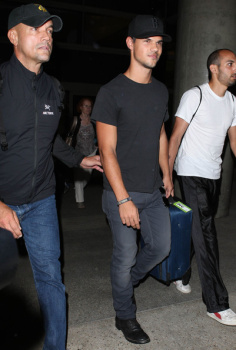 Taylor Lautner - Imagenes/Videos de Paparazzi / Estudio/ Eventos etc. - Página 38 AdnujYLS