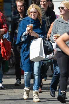 Fotos HQ: Dakota Fanning se compra un cafe en Dean and Deluca en SoHo- 24 Sept Ads05ABA