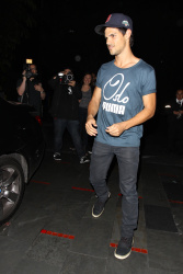 Taylor Lautner - Imagenes/Videos de Paparazzi / Estudio/ Eventos etc. - Página 38 AdsPkyc4