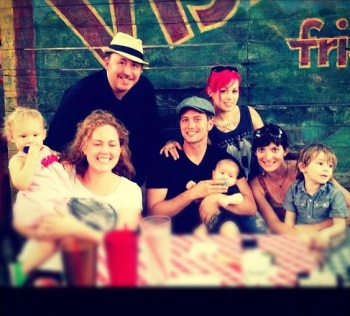 Jackson Rathbone nos muestra una nueva foto de familia Adwywy43