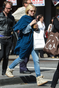 Fotos HQ: Dakota Fanning se compra un cafe en Dean and Deluca en SoHo- 24 Sept AdyFWc1v