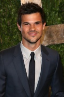 Taylor Lautner - Imagenes/Videos de Paparazzi / Estudio/ Eventos etc. - Página 38 AdyvaZRC