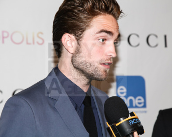 2 Setiembre - Nuevas fotos de Robert Pattinson en premiere de Cosmopolis en NY, el 13 Agosto!!! (Con marcas)  AdzMJuoI