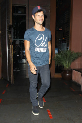 Taylor Lautner - Imagenes/Videos de Paparazzi / Estudio/ Eventos etc. - Página 38 Adzu8bKi