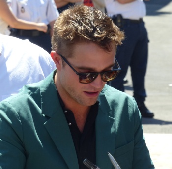 26 Mayo - Nuevas imágenes BTS del Photocall de The Rover y Maps to the Stars!!! O0s6XgYZ