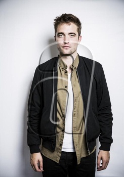 20 Junio - Nuevos Portraits de Robert Pattinson en la Conferencia de Prensa de The Rover en LA!!! OWGDxBEb