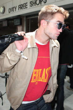 24 Mayo - Rob dejando su hotel en Cannes el 21 de Mayo!!! StZkdDYR