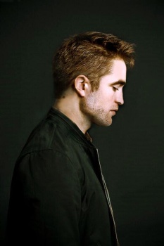 20 Junio - Nuevos Portraits de Robert Pattinson en la Conferencia de Prensa de The Rover en LA!!! ZQSgkgJG