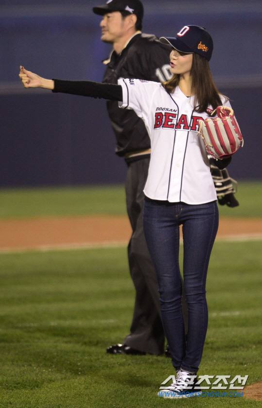 [PIC][21-10-2015]YoonA ném bóng mở màn cho trận đấu bóng chày giữa 2 đội Doosan Bears VS NC Dinos tại SVĐ Jamsil vào chiều nay 20151021183403894wrry