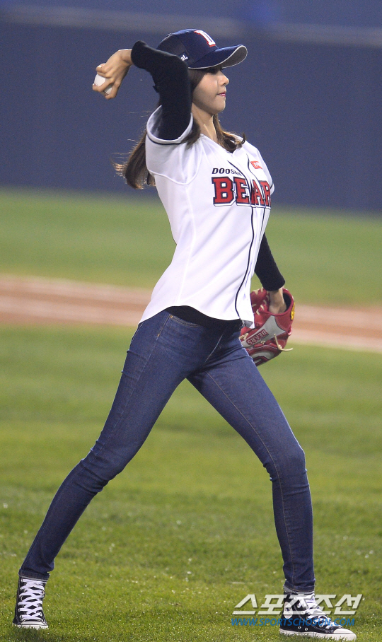 [PIC][21-10-2015]YoonA ném bóng mở màn cho trận đấu bóng chày giữa 2 đội Doosan Bears VS NC Dinos tại SVĐ Jamsil vào chiều nay 20151021183608088nnnn