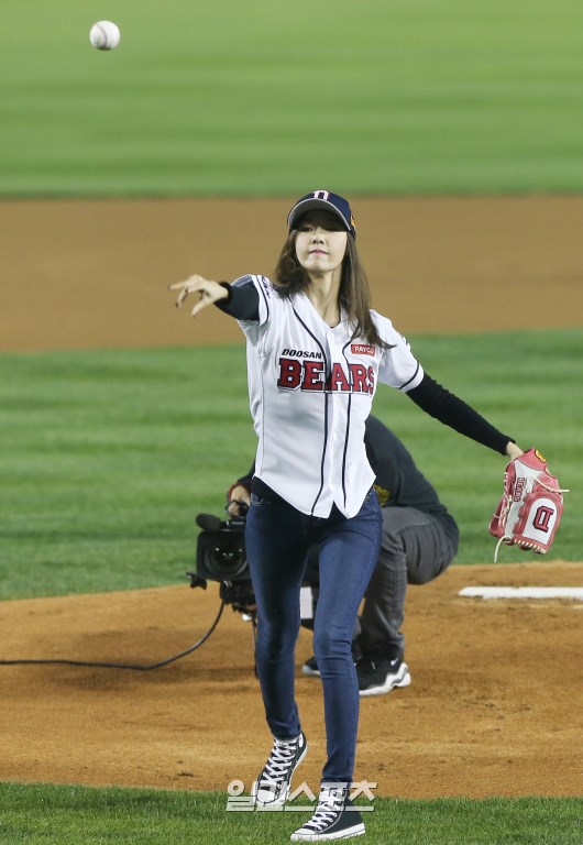 [PIC][21-10-2015]YoonA ném bóng mở màn cho trận đấu bóng chày giữa 2 đội Doosan Bears VS NC Dinos tại SVĐ Jamsil vào chiều nay 20151021184406929vrgg