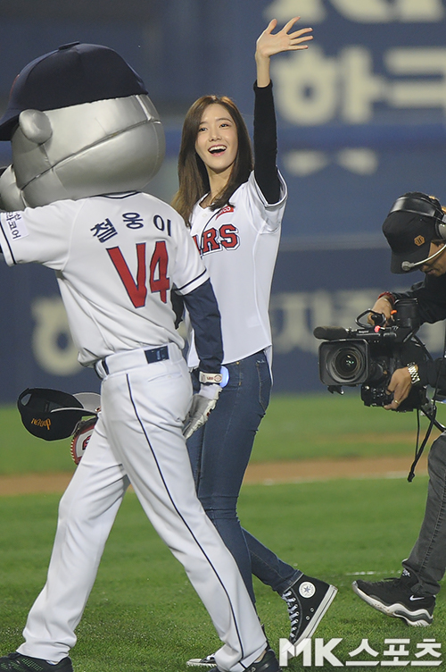 [PIC][21-10-2015]YoonA ném bóng mở màn cho trận đấu bóng chày giữa 2 đội Doosan Bears VS NC Dinos tại SVĐ Jamsil vào chiều nay 20151021184403017godq