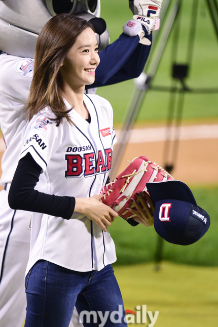 [PIC][21-10-2015]YoonA ném bóng mở màn cho trận đấu bóng chày giữa 2 đội Doosan Bears VS NC Dinos tại SVĐ Jamsil vào chiều nay 20151021184303224fdlq