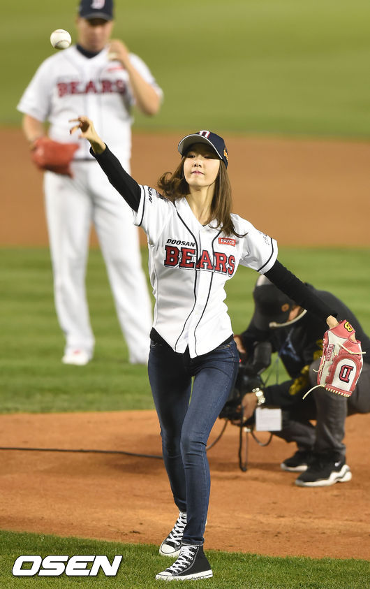 [PIC][21-10-2015]YoonA ném bóng mở màn cho trận đấu bóng chày giữa 2 đội Doosan Bears VS NC Dinos tại SVĐ Jamsil vào chiều nay 20151021183249399anlo