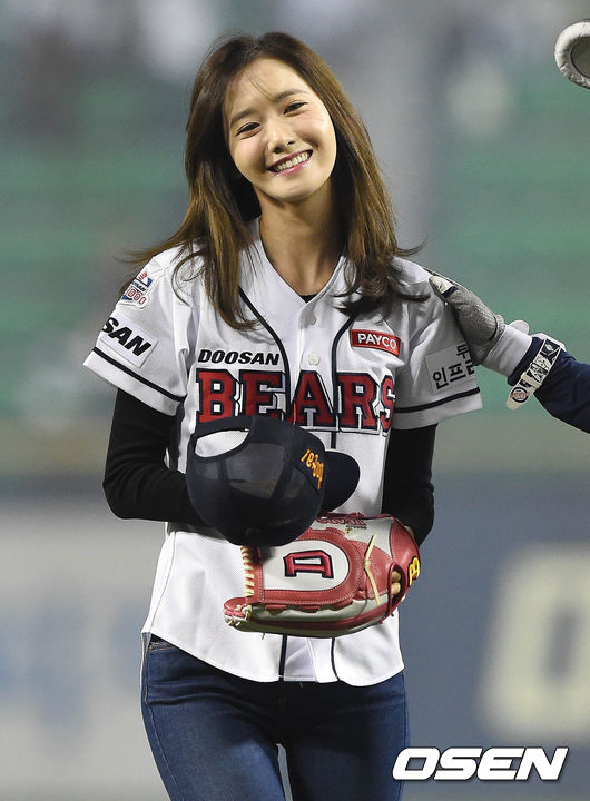 [PIC][21-10-2015]YoonA ném bóng mở màn cho trận đấu bóng chày giữa 2 đội Doosan Bears VS NC Dinos tại SVĐ Jamsil vào chiều nay 20151021184858523yejj