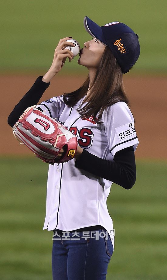 [PIC][21-10-2015]YoonA ném bóng mở màn cho trận đấu bóng chày giữa 2 đội Doosan Bears VS NC Dinos tại SVĐ Jamsil vào chiều nay 20151021183454944tgys