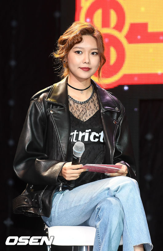 [PIC][04-10-2016]SooYoung đảm nhận vai trò MC cho Showcase Comeback của SHINee - '1 of 1' vào hôm nay 20161004142316398nvob