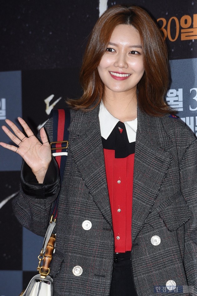 [PIC][22-11-2016]SooYoung và YoonA tham dự buổi công chiếu VIP của Movie "Derailed" vào tối nay 20161122203802712cden