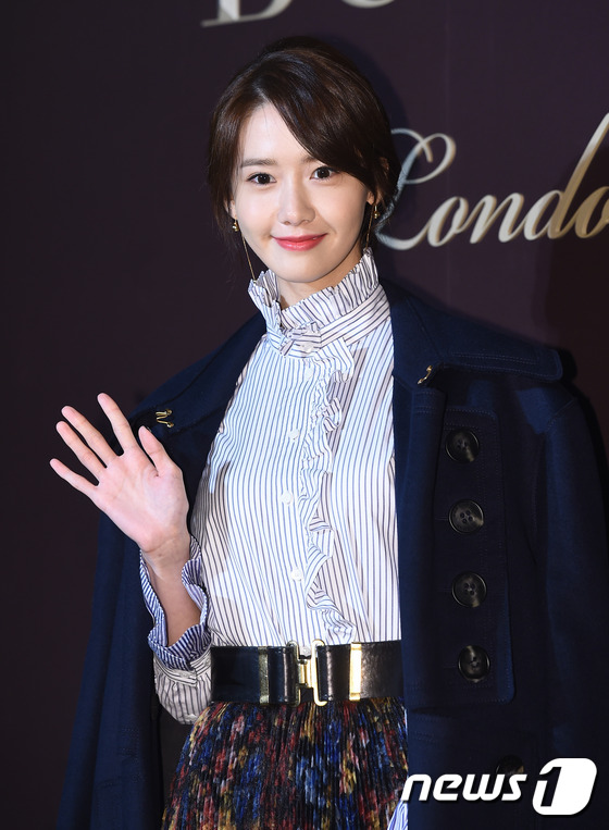 [PIC][29-11-2016]YoonA tham dự sự kiện "160th Anniversary BURBERRY 'THE TALE OF THOMAS BURBERRY'" tại Seoul Flagship Store vào tối nay 20161129202339392bqbf