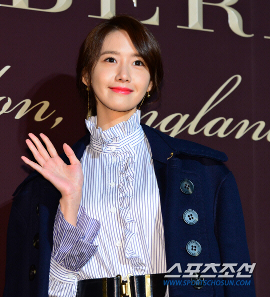 [PIC][29-11-2016]YoonA tham dự sự kiện "160th Anniversary BURBERRY 'THE TALE OF THOMAS BURBERRY'" tại Seoul Flagship Store vào tối nay 20161129205304282suwo