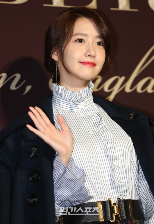 [PIC][29-11-2016]YoonA tham dự sự kiện "160th Anniversary BURBERRY 'THE TALE OF THOMAS BURBERRY'" tại Seoul Flagship Store vào tối nay 20161129202903583dehg