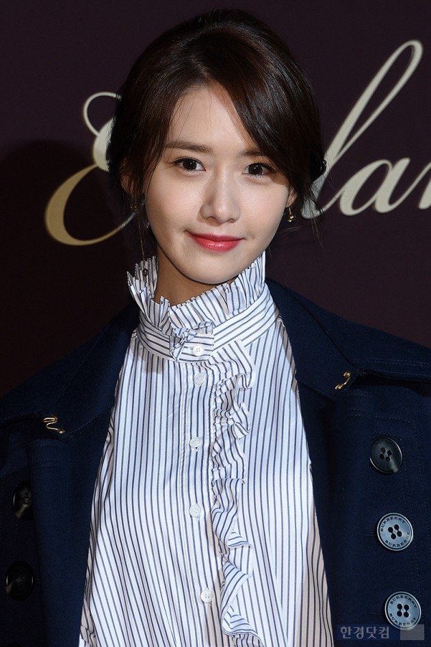 [PIC][29-11-2016]YoonA tham dự sự kiện "160th Anniversary BURBERRY 'THE TALE OF THOMAS BURBERRY'" tại Seoul Flagship Store vào tối nay 20161129212902984bjit