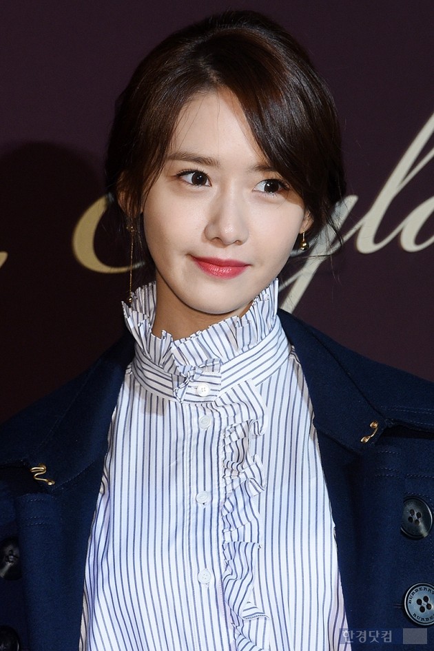 [PIC][29-11-2016]YoonA tham dự sự kiện "160th Anniversary BURBERRY 'THE TALE OF THOMAS BURBERRY'" tại Seoul Flagship Store vào tối nay 20161129213001772jopt