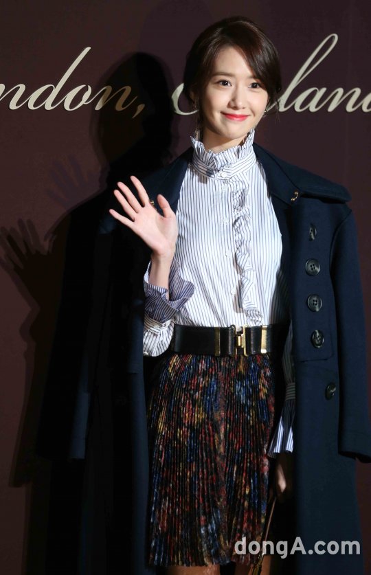 [PIC][29-11-2016]YoonA tham dự sự kiện "160th Anniversary BURBERRY 'THE TALE OF THOMAS BURBERRY'" tại Seoul Flagship Store vào tối nay 20161129204343884cvbi