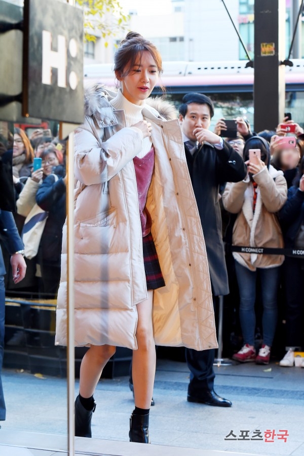 [PIC][02-12-2016]YoonA tham dự sự kiện Fansign "Love & Thanks Festival!" của thương hiệu H:CONNECT tại Gangnam Flagship Store vào chiều nay - Page 2 20161202161511113ctkd