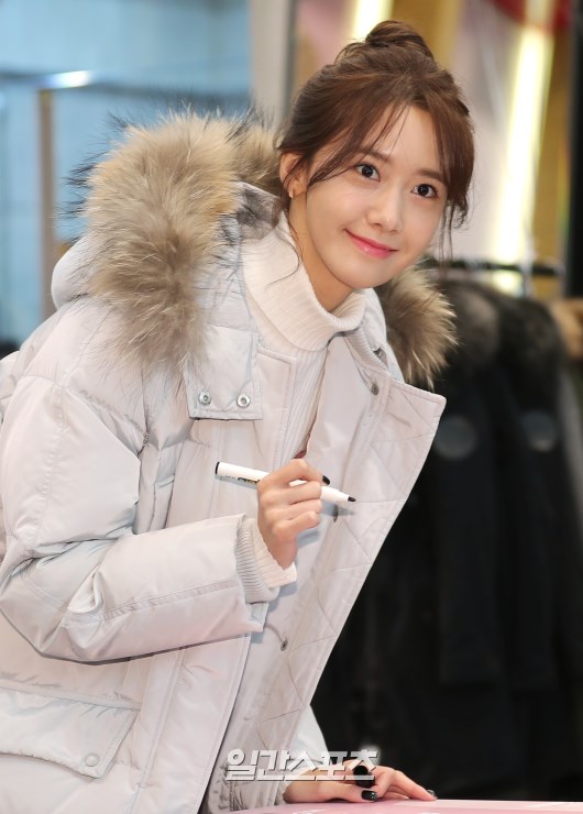 [PIC][02-12-2016]YoonA tham dự sự kiện Fansign "Love & Thanks Festival!" của thương hiệu H:CONNECT tại Gangnam Flagship Store vào chiều nay - Page 2 20161202161104253wazd