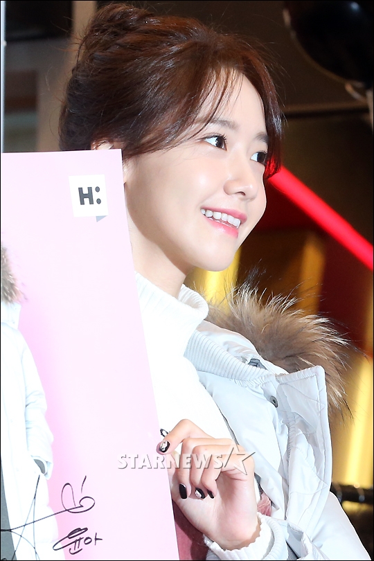[PIC][02-12-2016]YoonA tham dự sự kiện Fansign "Love & Thanks Festival!" của thương hiệu H:CONNECT tại Gangnam Flagship Store vào chiều nay - Page 2 20161202160148836jabx