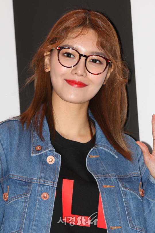 [PIC][27-03-2017]SooYoung tham dự sự kiện ra mắt BST mới của "PUSHBUTTON X LINE FRIENDS" trong khuôn khổ "2017 S/S HERA Seoul Fashion Week" vào tối nay 20170327190140768vfwi