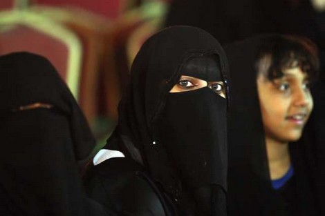 الشرطة الدينية السعودية تتعهّد بملاحقة صاحبات العيون "المثيرة للفتنة" Saudiwomen_700815389